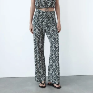 Byxor  - Säljer dessa byxor från zara. Kan bäras som på bilden eller mer lågmidjat. Storlek xs men passar s och m också. Aldrig använda!