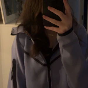 Nike tech fleece tröja - Säljer min oanvända tröja. Den är använd max 3 gånger. Den ser ut som helt ny. Du betalar frakt.