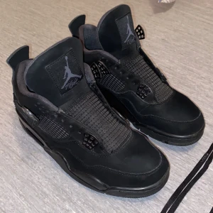 Jordan 4 black cat retro - Jordan 4 black cats retro. Jag säljer för att dom är för små. Snören kommer med. Kan ta på dom. Priset kan diskuteras.
