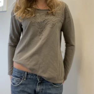 Jättefin tröja 🐸🧚‍♀️ 🍀 - Tröja med en massa nitar där fram. Är i ett mycket bra skick. Köparen står för frakten på 54kr!! 😽