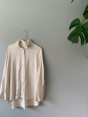 Oversized skjorta i linne - Använt i ett set med samma byxor (säljs även). Skjortan är i oversize men byxorna är i större storlek för mer oversize. Därav skillnaden i storlek mellan byxa och skjorta. Har M vanligtvis. 