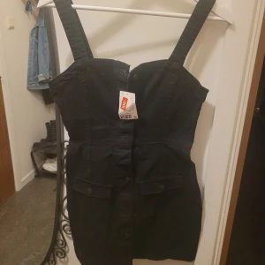 Jeansklänning - Oanvänd jeansklänning. Passar 36-38 / S-M