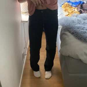 Svarta jeans - Svarta raka jeans från Bershka. Använda endast några få gånger. De är i strl XXS men passar även XS. Pris går att diskuteras! Skriv privat för fler bilder! 😊