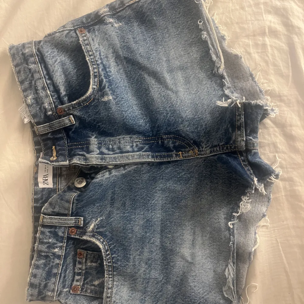 Jätte snygga jeans shorts från zara som är andvända typ 2 gånger. Har knappast kunna andvända dom för dom är för små. Nyskick och köptes för cirka 300 kr . Shorts.