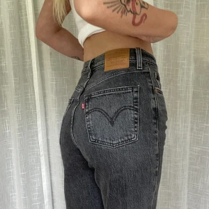 Levi’s straight leg  - Levi’s ribcage straight! Otroliga knappt använda nypris 1249. Längd 31= långa. Jag är 163 som referens  Hör gärna av dig om du har funderingar💌  