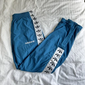 Adidas byxor - Fina adidasbyxor i bra skick