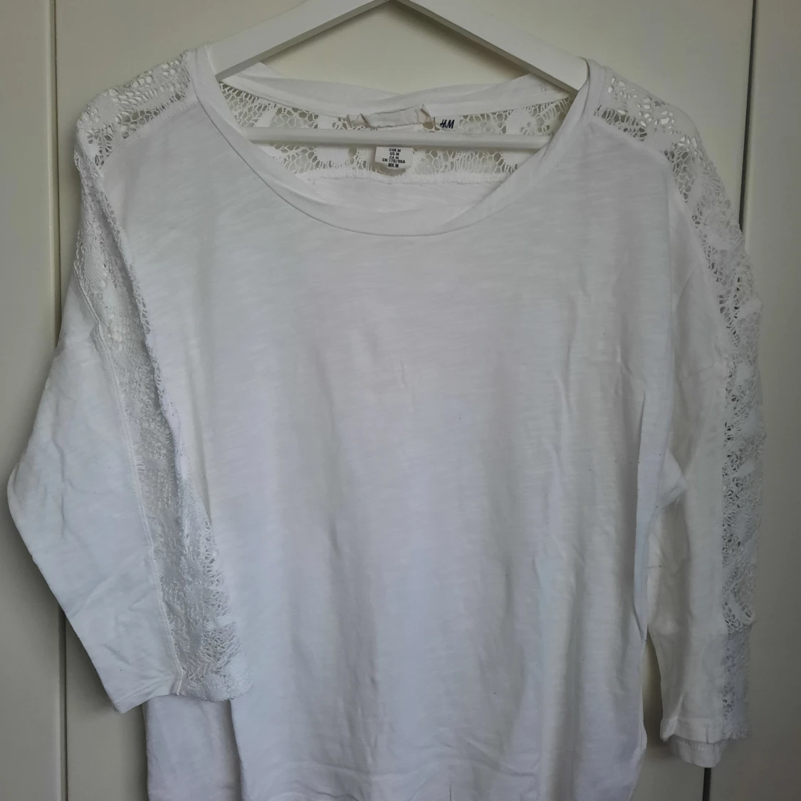 Vit tröja med spetsad armar, LOGG (H&M)