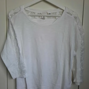 Vit tröja med spetsad armar, LOGG (H&M) - Vit, fin spetsad + 1/2 längd ärm,  Loose-fit Lätt, tunn tyg  LOGG, H&M