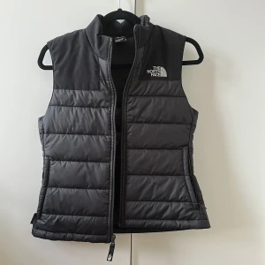 The north face väst  - Säljer min fina The North Face väst då den inte kommer till användning längre. Använd 3 gånger 😁