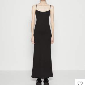 Säljer svart klänning från Gina. Aldrig använd, prislappen är inte kvar. Jag är 158cm och den passar mig på längden. Köpt för 299kr