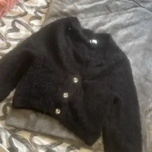 Fluffig svart tröja med diamanter. Aldrig använt typ och är i storlek M.