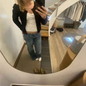 Gulli kofta  - Kofta med små ”puffar” vid axlarna, svin gullig detalj!!! Säljs då den aldrig kommer till användning hemma. Super super fint skick!! Köparen står för frakten på 54kr.🐾