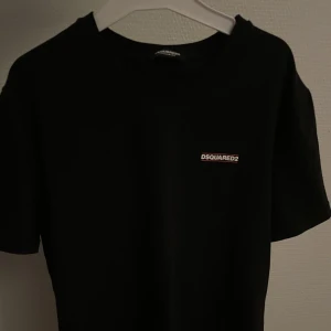T-shirt, dsq2 - Oanvänd Storlek: S (ganska liten i storleken) Hel svart med liten text på bröstet  