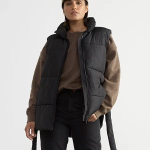 Lindex väst ”Cleo svart” Storlek S - Väst köpt från Lindex i storlek S endast använd en gång. Säljes i nytt skick. 