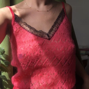 Stickat linne  - Liten del av sömmen ner till har gått upp och som jag har lagat själv. Men det syns inte.