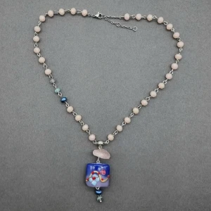 Handgjort halsband  - Handgjort halsband. Material-rostfritt, rosenkvarts, havets pärlor, glas. Längd: 38cm+5cm. Hängsmycke-5,5cm [Frakt 15kr]