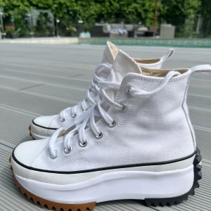 Höga Converse - Snudd på nyskick, använt 2 ggr. Beställda från Foot Locker. Strl 37,5. Löjligt snygga. Fler bilder finns ♥️