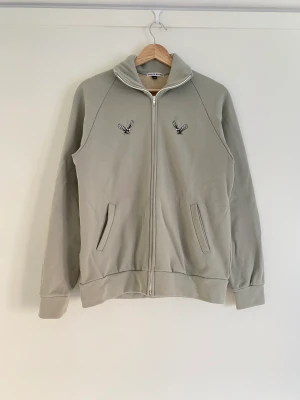 Vintage Japansk mintrgrön tracksuit - En tracksuit från det japanska märket ”Ozone Rocks”. En diffusionslinje från det kändare märket Hysteric Glamour.   Broderi med två örnar på framsidan, och en indiansk hövding på ryggen. Lite CA varning men men inget illa  Storlek M, sitter något mindre. 