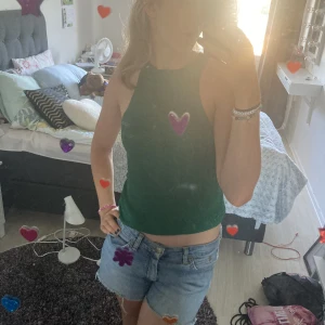 Grön topp - Sjukt coolt glittrigt grönt linne💚 Väldigt stretchig så passar allt från XS-M