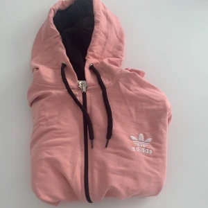Adidas kofta  - Har andvänt 1 gång 
