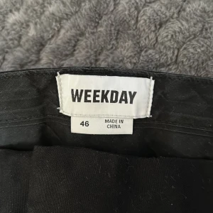 Weekday kostymbyxor  - Säljer nu mina weekday kostymebyxor herr i storlek 46 👀  Sjukt snygga passar perfekt året om! Jag är 1,83 och passar mig perfekt! Skriv privat om ni undrar något😊