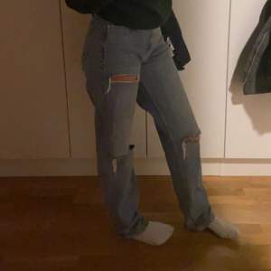 Jeans med hål från Gina som aldrig kommer till användning, fint skick, storlek 34💕
