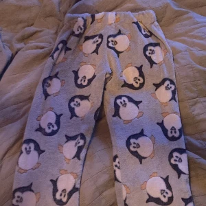 Fluffiga pingvin byxor - Säljer dessa byxor som jag gjort själv, går alltså inte att köpa! Ingen snöre men resår i midjan. Där ett snöre isf skulle kunna sitta har ena metall ringen lossnat. Det finns inget fram eller bak mer än den ringen, jätte sköna och fluffiga! Pris+frakt