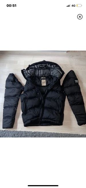 Burberry Väst/Jacka - Säljer Burberry väst för att jag fick den som present men den va för liten för mig