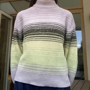 Stickad tröja  - En stickad tröja från Monki. Säljer då den knappt använts. Betalning sker via swish. Köpare står för frakt, skriv vid intresse (: 