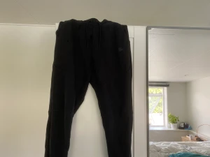 Nike tech byxor svarta  - Säljer nu mina Nike tech byxer använda 3 gånger stolek S 