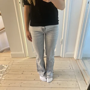 Gråa jeans - Gråa jeans, dem är högmidjade med straight leg, såå skönt material!! Känns typ som mjukisar 💘🤩 vid intresse/frågor, skriv privat 