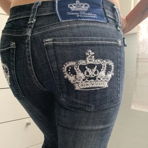 Victoria Beckham jeans - Säljer dessa jättesnygga och trendiga lågmidjade Jeans från Victoria Beckham 💕Säljer tyvärr pga att de inte passar mig 😊De är aldrig använda och därför i fantastisk kvalité! (Modellen är 150 cm)