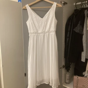 JÄTTEFIN KLÄNNING - Säljer denna jättefina klänninh på grund av att den inte hann komma till min konfirmation. Aldrig använd, endast testad. 