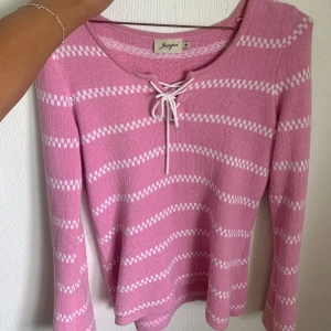 Rosa stickad tröja  - Jätte fin tröja använd 2 gånger, väldigt skön och fin att ha på sommarkvällar💓storlek M men sitter bra på mig som har S 
