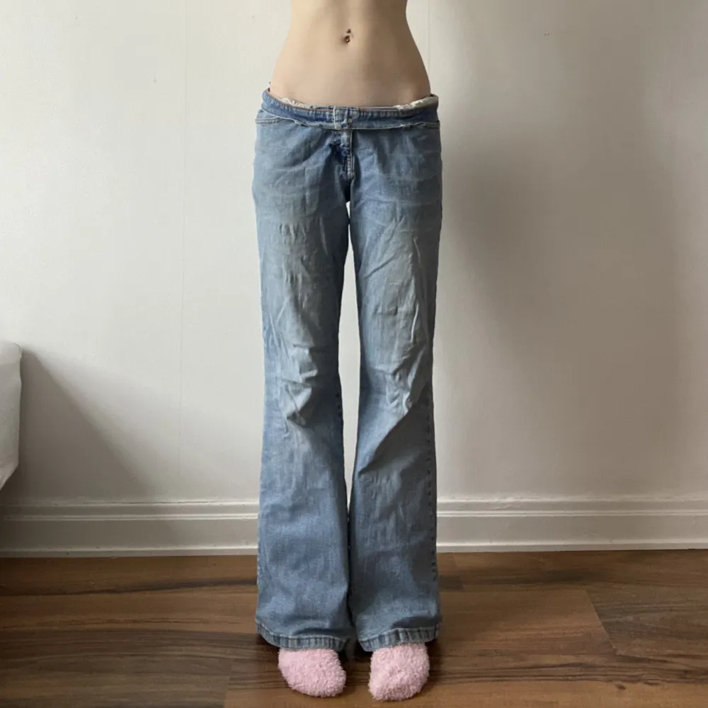 så fina jeans med drömmig tvätt! 😍 jag brukar vika ner de så blir de lite mer lågmidjade, det finns ett litet hål där byxhylsan har gått av men annars i perfekt skick!  midjemått: 78cm Innerbenslängd: 79cm. Jeans & Byxor.