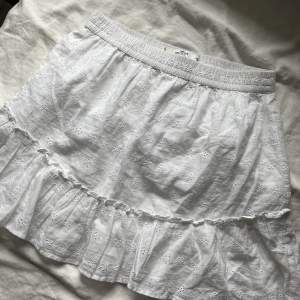 Jättesöt vit kjol från hollister! Storlek S, men passar mig bra som oftast använder XS! Pris kan diskuteras