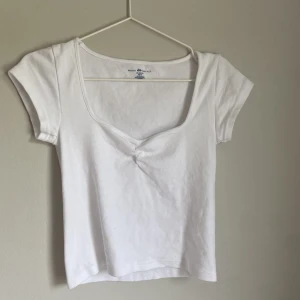 Vit topp från brandy Melville  - Söt vit topp från brandy melville, utan defekter. Priset kan diskuteras 