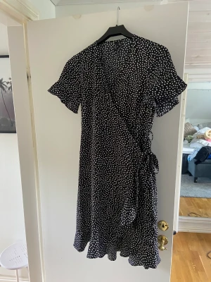 Prickig klänning  - Svart vit prickig klänning från vero Moda! Använd endast fåtal gånger då det inte riktigt var min stil 💗  Säljer för 150kr! Storlek S 