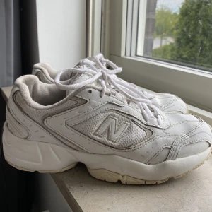 New balance skor❤️‍🔥 - Säljer dessa skorna från New Balance i storlek 38 då de tyvärr inte längre kommer till användning. Fint skick och nytvättade, men har använts en del så lite slitna. Nypris 1000