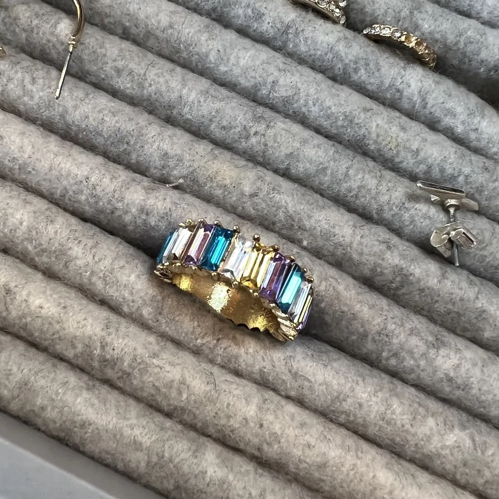 Fina färgglada örhängen med matchande ring. Supergulliga. Ringen är något förstor för mig därav har jag inte använt dem. . Accessoarer.