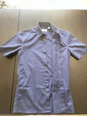 Yves Saint Laurent skjorta - Snygg och fräsch Ysl skjorta i extremt bra skick, utan några skavanker! Snygg design och perfekt till sommarn.  Vid frågor eller funderingar är det bara att skicka ett meddelande! ☀️  Storlek S