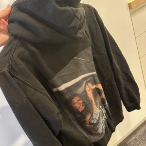 Huvtröja - Huvtröja storlek S med tryck på ryggen, fint skick