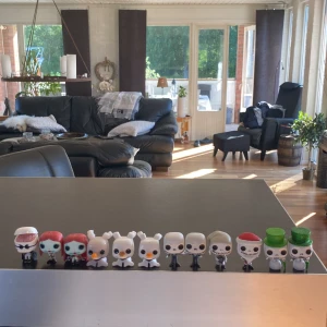 24 funko pops - 24 små funko pops från filmen ”nightmare before christmas”. Finns tyvärr visa skador på figurerna, visas i bild 3💕