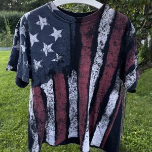 Fett distressed USA t-shirt som är croppad för boxy o sick passform 54cm pit to pit  63 lång