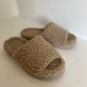 Snygga tofflor! - Helt oanvända tofflor i storlek 38/39! Supersköna med bra kvalitet😁 Frakt ingår i priset vid snabb affär! 