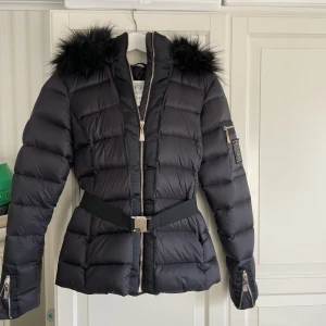 Vinterjacka - Superfin vinterjacka från Bubbleroom som tyvärr har blivit för liten. Avtagbart midjeband samt päls på luvan. Storlek 36 men passar även 34💓