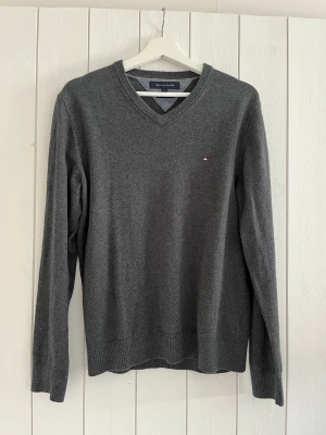 Tommy hilfiger tröja - Tröjan är i gott skick och perfekt till massor tillfällen, passar perfekt med en skjorta under!