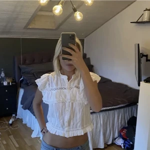 Vitt zara topp - En jättefin topp från zara som tyvärr inte kommer till användning, den är i jättebra skick, skriv om ni vill ha fler bilder (lånad bild)