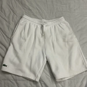 Kort byxor - Snygga Lacoste Kort byxor, knappt aldrig använda. Pris går att diskutera. Nypris: 849kr