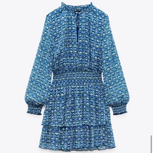 Intressekoll - Skulle någon vara intresserad? I storlek S . Prislapp är kvar. Tänker mig runt 350kr + frakt 💓 hör av er om ni är intresserade💓